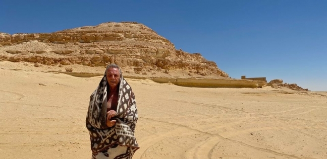 محمود حميدة بعد خروجه من الدفن فى رمال سيوة بجبل الدكرور