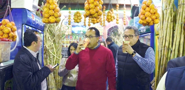 رئيس الوزراء يتناول عصير قصب في أسوان