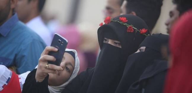 بالصور| بـ"سيلفي تاج الورود".. فتيات مصر الجديدة تحتفلن بعيد الأضحى