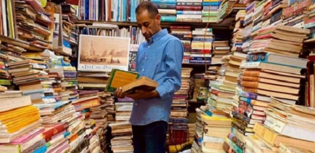«أشرف» بائع الكتب