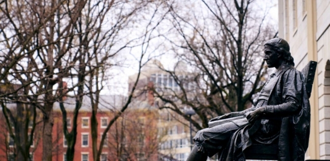 تمثال جون هارفارد بجامعة هارفارد