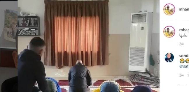 شباب لبنانيين يضحكون في الصلاة