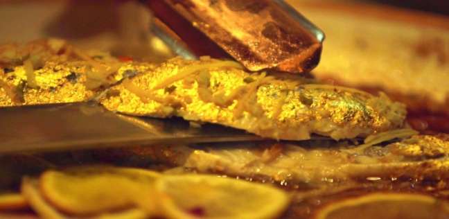 مطعم يقدم سمكة مغطاة بالذهب