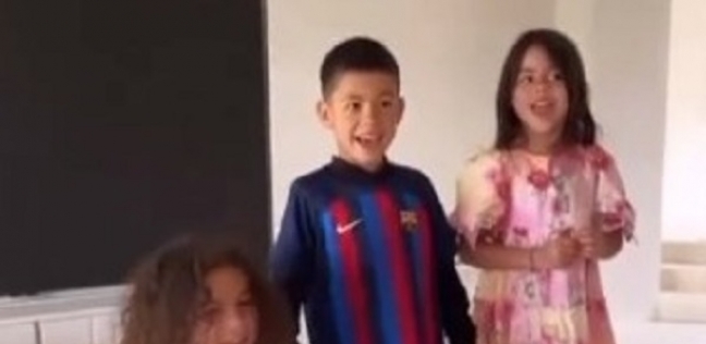 «ماتيو» نجل كريستيانو رونالدو رفقة شقيقتيه ويرتدي قميص نادي برشلونة الإسباني