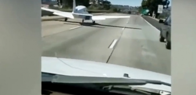 طائرة تهبط على طريق سريع بطريقة الأفلام الهوليودية
