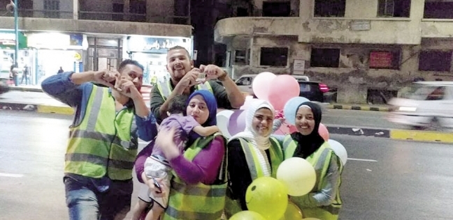 أعضاء الحملة مع مصطافى الإسكندرية