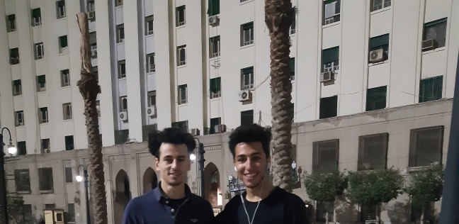 «مصطفى» و«عبدالله» يمارسان التزلج فى التحرير