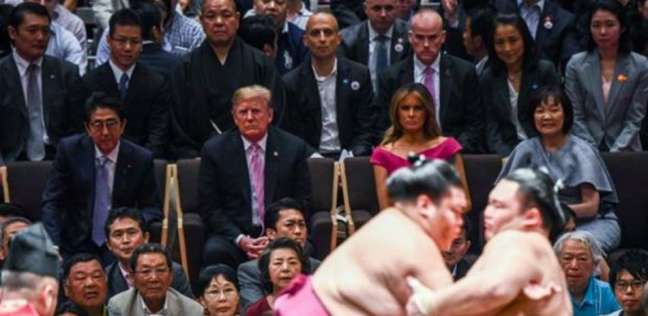 ترامب اثناء حضور مصارعة السومو