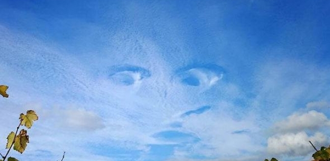 عين عملاقة تظهر في سماء بريطانيا