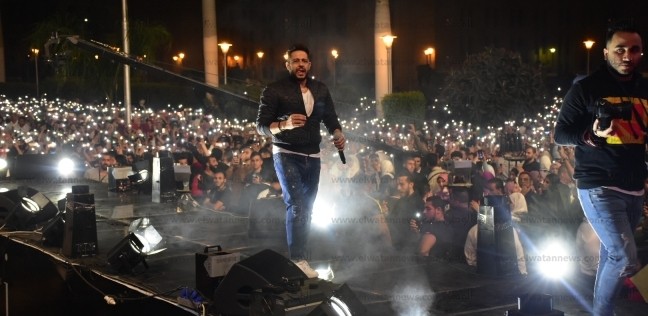 «حماقى» وخلفه آلاف من طلاب جامعة القاهرة