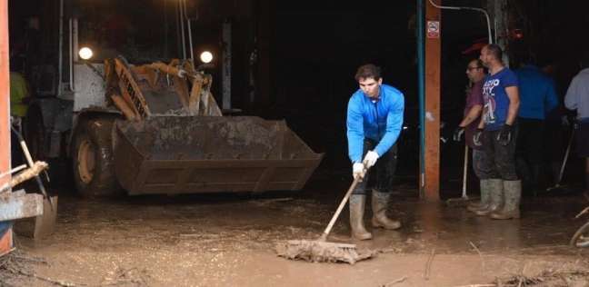 نادال يساعد أهالي مايوركا في معالجة أضرار الفيضانات