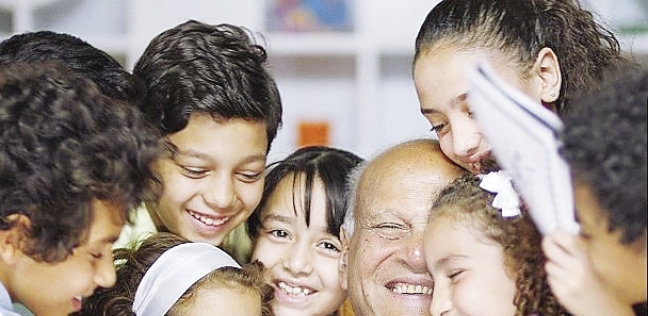 د. مجدى يعقوب مع الأطفال فى أحد إعلانات مركز القلب