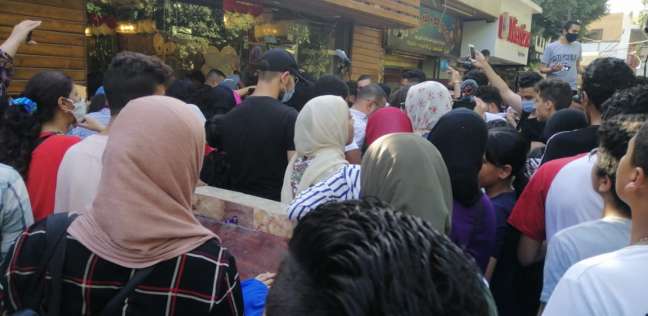 ازدحام أمام مطعم أحمد حسن وزينب في شارع 9 بالمعادي