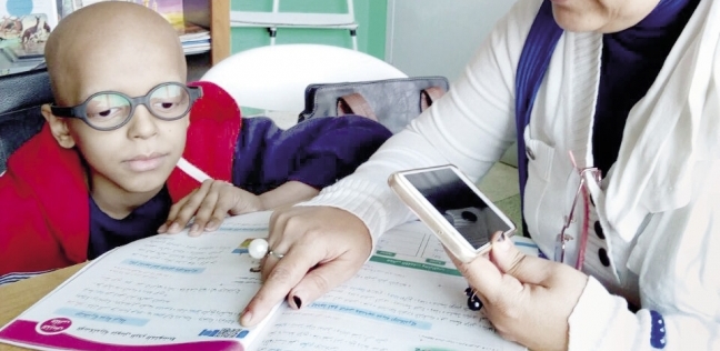 أحد أطفال مستشفى السرطان أثناء حصة تعليمية