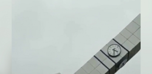 لحظة إنهيار برج ساعة بسبب عاصفة إسطنبول