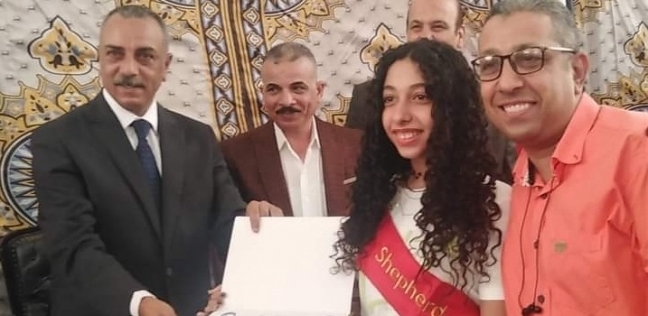 جولي هاني مع والدها أثناء تكريمها لحصولها على المركز الأول على محافظة القاهرة
