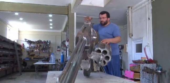 حداد تركي يصنع أضخم مسدس في العالم!