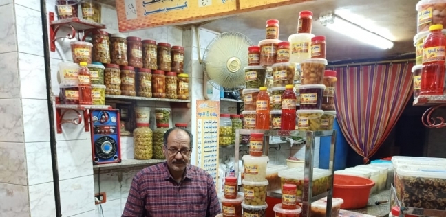 الحاج ناصر محمود في المحل الخاص به