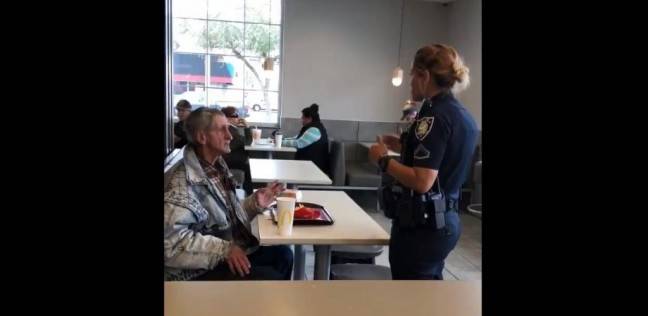 شرطية تمنع متشرد من تناول الطعام