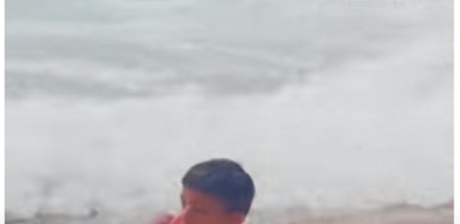 الطفل الفلسطيني يلهو على شاطئ غزة
