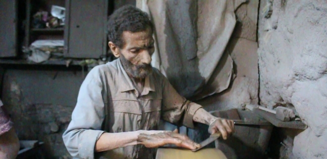 حسين جابر أقدم سنان سكاكين في أسيوط