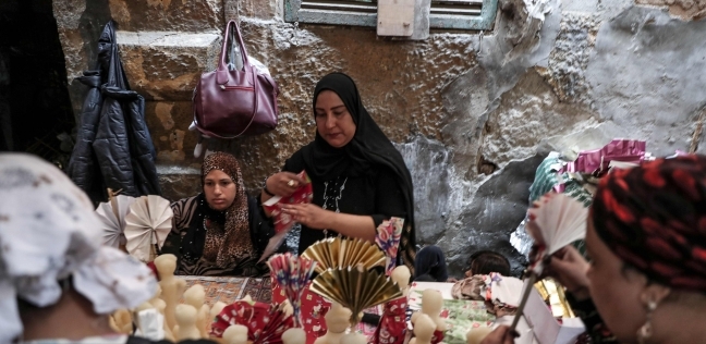 نساء يزين عرائس المولد في القاهرة