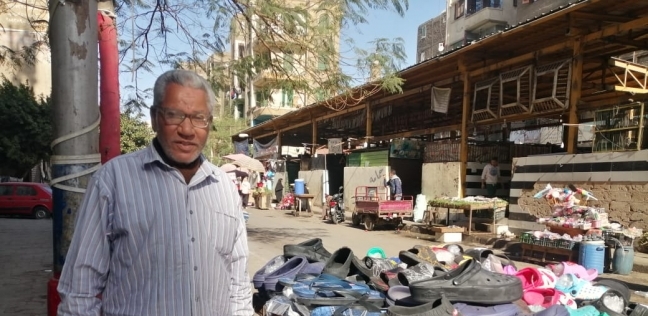 «عم حنفي» مُسن يعمل في بيع الأحذية ليعالج زوجته