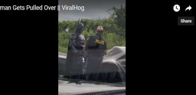 الشرطة الكندية توقف سيارة شخص يرتدي أزياء "باتمان" لالتقاط صورة تذكارية معه