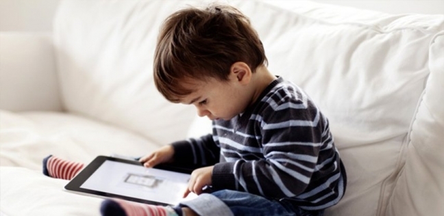 أضرار الأجهزة الإلكترونية على الطفل-تعبيرية