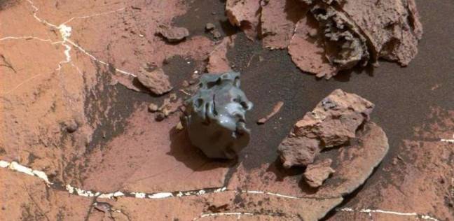 اكتشاف جسم غريب على سطح المريخ