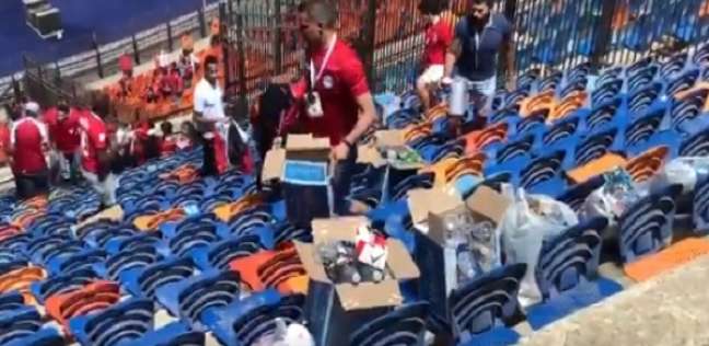 مصريون ينظفون ستاد القاهرة بعد مباراة زيمبابوي ومصر