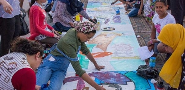 "إبداع ع البلاج".. أطفال ومصطافون يشكلون تحفة فنية على ممشى بورسعيد