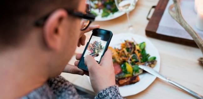 تحذير: استعمال الهاتف الذكي أثناء تناول الطعام يزيد الوزن