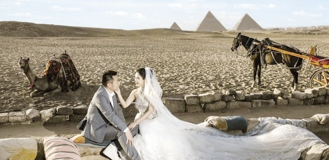 العروسان فى جلسة تصوير فى منطقة أهرامات الجيزة