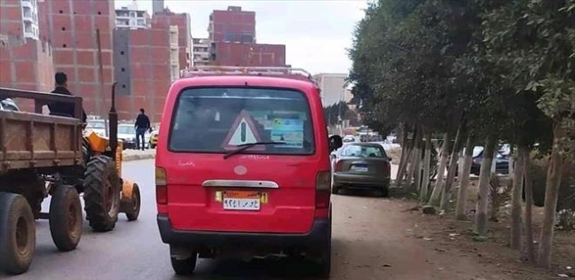 سائق في المحلة يستغل تأخر الطلاب عن الإمتحان