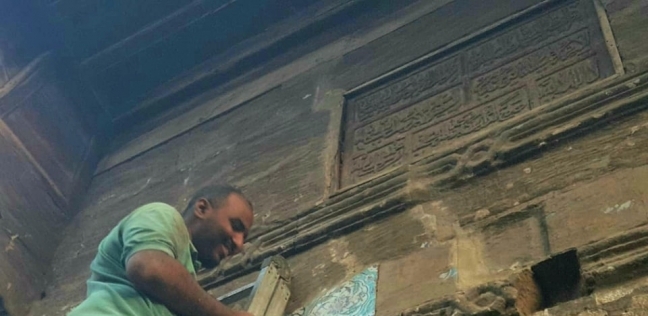 حسام عبدالعظيم مؤسس مبادرة «شواهد مصر» أثناء عملية التنظيف