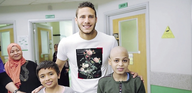 رمضان صبحى لاعب الأهلى يلتقط صورة مع أطفال «57357»