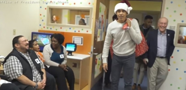 أوباما يرتدي قبعة بابا نويل