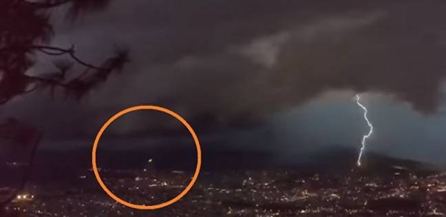 سقوط جسم غريب "مضيء" على مدينة في المكسيك خلال عاصفة رعدية
