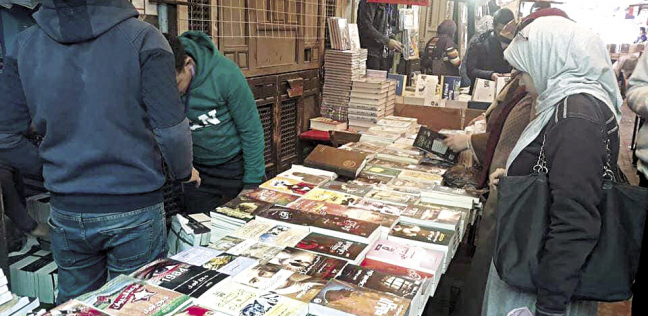 التجار يفترشون الأرض بالكتب المختلفة