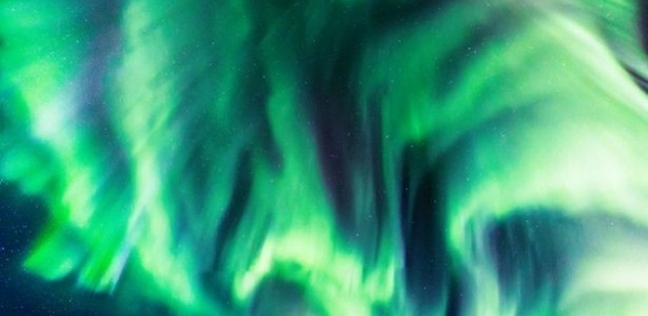 ثقب في الشمس يتسبب في ظهور "تنين" أخضر بايسلندا