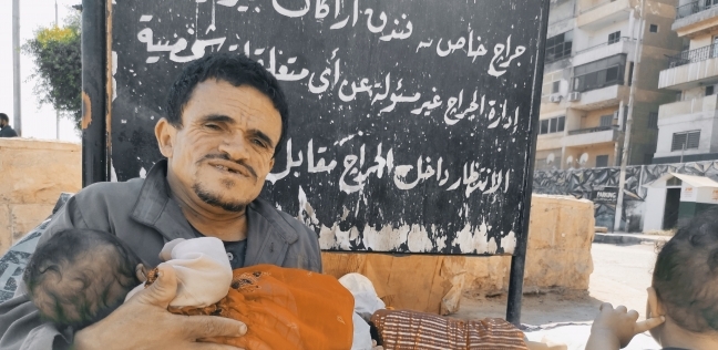 المنشاوى يجلس فى الشارع مع أطفاله بلا قدرة على الحركة
