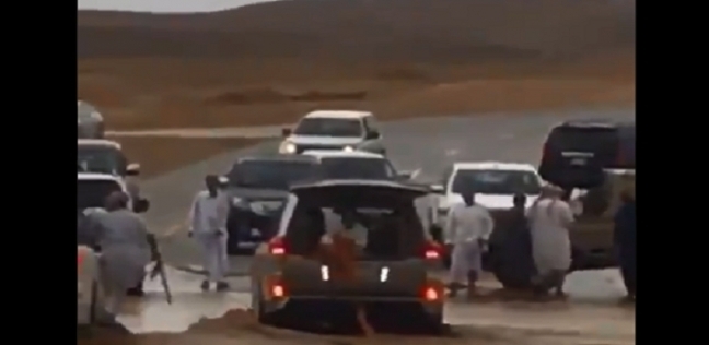 أمير سعودي ينقذ مواطنا جرفته السيول
