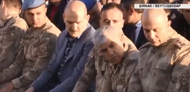 وزير الخارجية التركى وجنوده يؤدون صلاة العيد بطريقة خاطئة