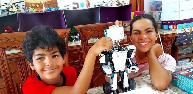 أطفال مبادرة «المخترع الصغير» للتصميم الروبوتات