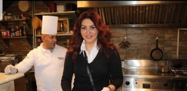 الفنانة وفاء عامر في المطبخ