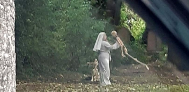راهبة ترقص مع هيكل عظمي في المقابر