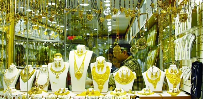 النساء يقبلن على شراء الذهب رغم ارتفاع أسعاره كمحاولة للاستثمار فيه