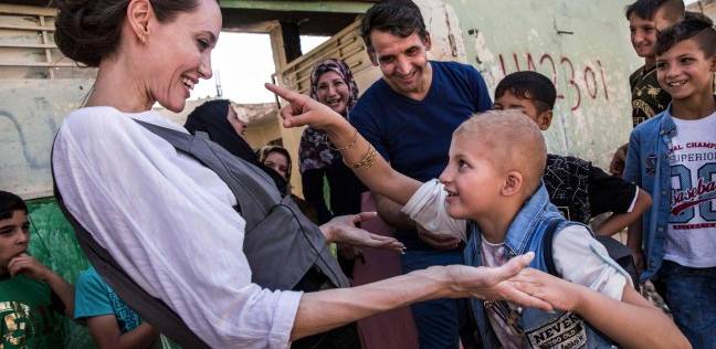أنجلينا جولي تزور مخيما للاجئين السوريين في شمال العراق