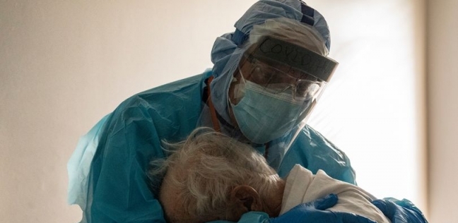 طبيب أمريكى يحتضن مريض بفيروس كورونا رغم خطورة الأمر